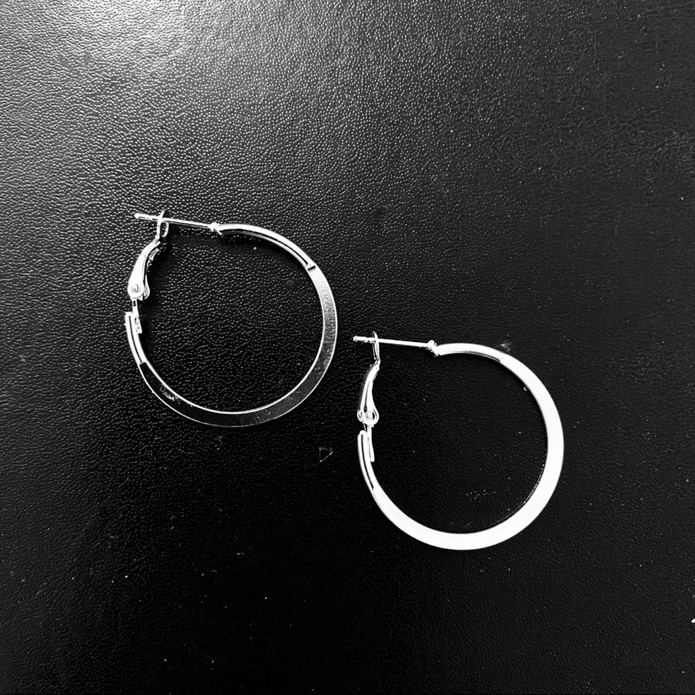 💗 Silver Laser Cut Hoop Small Earrings NEW - Picture 1 of 3